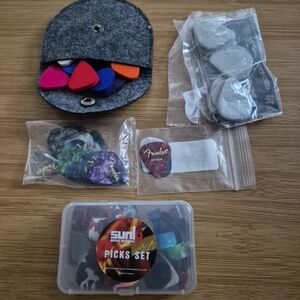 Fender Red/Pink/Blue Guitar Pick Assorted Set with Carrying Case